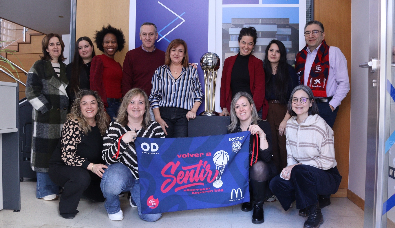 Equipo de Zikotz posando con la Copa del Rey 2026 tras la gran victoria del Baskonia.